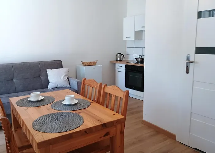 Pod Roza Διαμέρισμα Ledzin